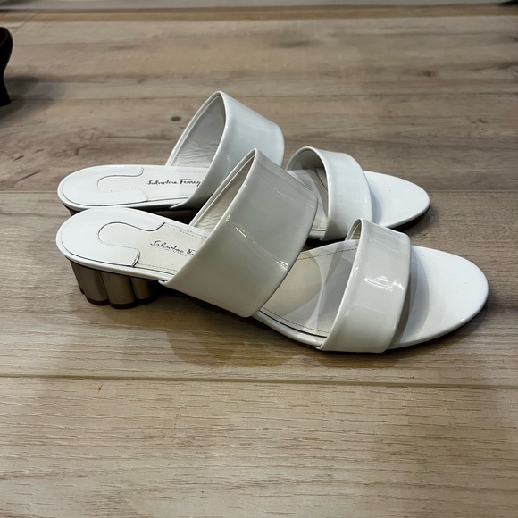 Salvatore Ferragamo White Leather‎ Slide Sandals 8.5 Gold Block Heel - Picture 4 of 5